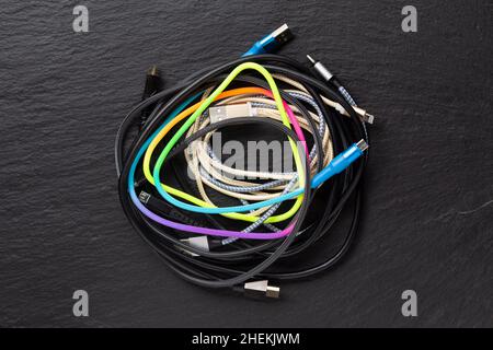 Câbles périphériques de tas.Connecteurs fiches norme universelle pour ordinateur et appareil mobile, différents types de câbles et ports USB (Universal Serial bus) Banque D'Images