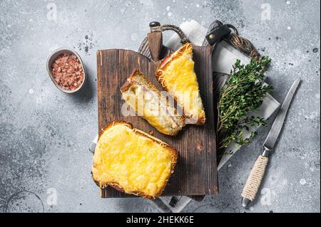 Sandwich croque Monsieur français avec fromage, jambon, gruyère et sauce Bechamel.Arrière-plan gris.Vue de dessus Banque D'Images