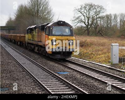 Colas Rail classe 70 70801 avec train de wagons de ballast à la gare de Kings Sutton, Northamptonshire Banque D'Images