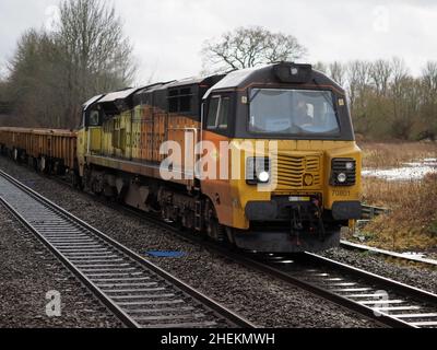 Colas Rail classe 70 70801 avec train de wagons de ballast à la gare de Kings Sutton, Northamptonshire Banque D'Images