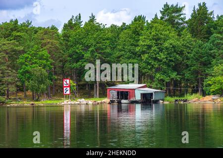 hangar solitaire sur le bord de l'archipel de Småland dans le nord-est du comté de Kalmar län sur la côte est suédoise au large de Figeholm, en Suède. Banque D'Images