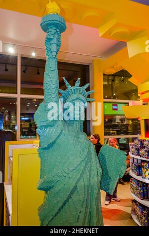 Statue de la liberté créée avec de petits morceaux de Lego.Décoration intérieure du magasin de jouets.New York, États-Unis.Décoration intérieure pour magasin de jouets Banque D'Images