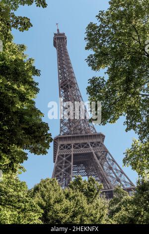 tour eiffel à paris sous le ciel bleu et encadrée d'arbres Banque D'Images