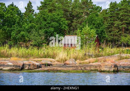 Petit hangar solitaire caché sur le bord de l'archipel de Småland dans le nord-est du comté de Kalmar län sur la côte est suédoise. Banque D'Images