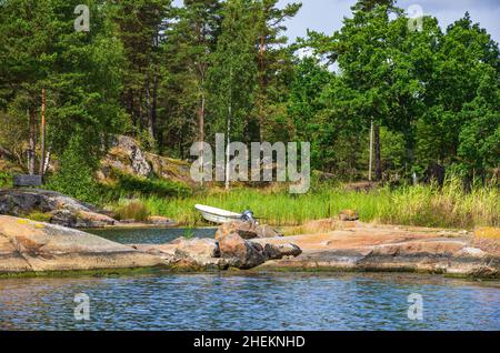 Petit bateau à moteur solitaire dans une crique à la limite de l'archipel de Småland dans le nord-est du comté de Kalmar län sur la côte est suédoise. Banque D'Images