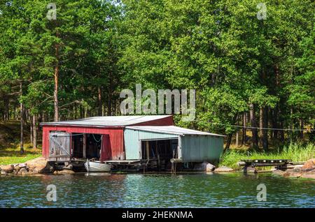 hangar solitaire sur le bord de l'archipel de Småland dans le nord-est du comté de Kalmar län sur la côte est suédoise au large de Figeholm, en Suède. Banque D'Images