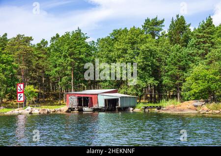 hangar solitaire sur le bord de l'archipel de Småland dans le nord-est du comté de Kalmar län sur la côte est suédoise au large de Figeholm, en Suède. Banque D'Images