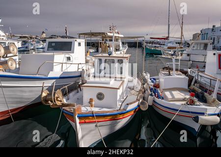 Bateau de pêche ancré au vieux port de Naousa, île de Paros Grèce, Cyclades.Bateau traditionnel en bois pour le transport touristique, vacances d'été Banque D'Images