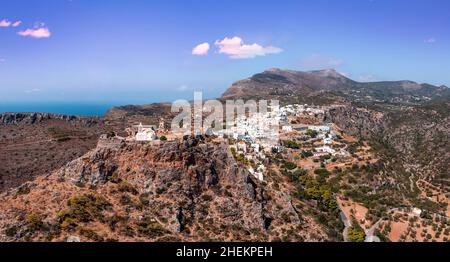 Kythira, Grèce.Vue aérienne de drone sur les bâtiments de la ville de Chora et le château vénitien, paysage rocheux, jour d'été ensoleillé. Banque D'Images