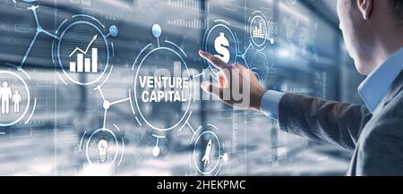 Capital de risque. Capital investisseur. Homme d'affaires appuyant sur l'inscription à l'écran virtuel. Banque D'Images