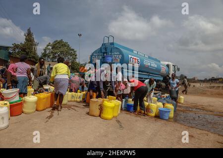 Nairobi, Kenya.11th janvier 2022.Les résidents locaux ont vu se remplir leurs jerricanes d'eau, pendant la pénurie d'eau.la plupart des résidents de Nairobi continuent de connaître la pénurie quotidienne et le manque d'eau.Dans les bidonvilles de Kibera, les services métropolitains de Nairobi (N.M.M.) ont pris entre leurs mains la responsabilité de fournir à la plupart des résidents de certaines communautés pauvres un accès gratuit et fréquent à des services d'eau propre.Crédit : SOPA Images Limited/Alamy Live News Banque D'Images