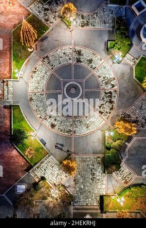 Vue aérienne nocturne de la place de la ville d'Ambelonas, Larissa, Thessaly, Grèce. Banque D'Images