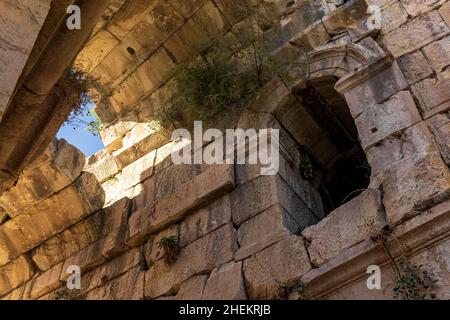 vue sous les voûtes voûtées des ruines antiques Banque D'Images