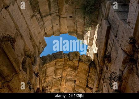 vue sous les voûtes voûtées des ruines antiques Banque D'Images