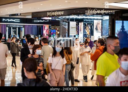 Les acheteurs marchent devant le magasin de luxe français Yves Saint Laurent (YSL) vu à Hong Kong. Banque D'Images