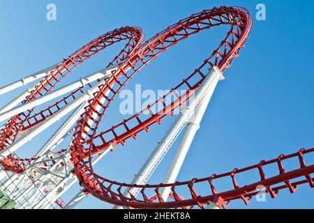 Boucles de montagnes russes Banque D'Images