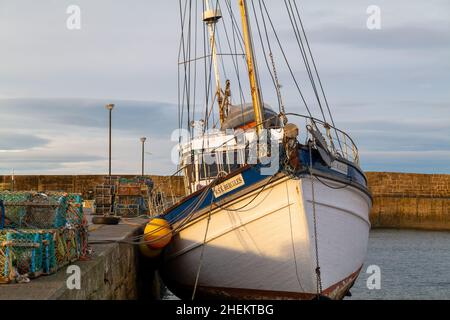 HOPEMAN, MORAY, ÉCOSSE - 10 JANVIER 2022 : il s'agit du bateau à voile Hercules qui s'est amarré au port de Hopeman à Moray, en Écosse, le 10 janvier 2022. Banque D'Images