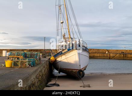 HOPEMAN, MORAY, ÉCOSSE - 10 JANVIER 2022 : il s'agit du bateau à voile Hercules qui s'est amarré au port de Hopeman à Moray, en Écosse, le 10 janvier 2022. Banque D'Images