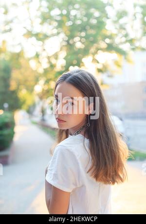 Portrait de la jeune fille rêve et s'amuser à l'extérieur le soir d'été Banque D'Images