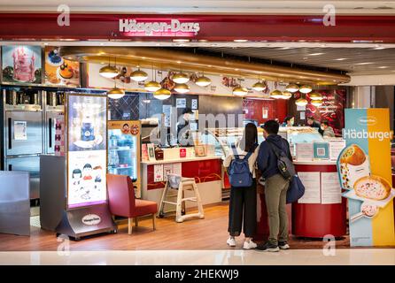 Hong Kong, Chine.10th janvier 2022.Un couple a été vu au magasin de crème glacée Häagen-Dazs de Hong Kong.(Photo de Budrul Chukrut/SOPA Images/Sipa USA) crédit: SIPA USA/Alay Live News Banque D'Images