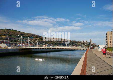 Pont Frank Gehry au-dessus du fleuve Nervión pour rejoindre l'île de Zorrozurre avec le quartier Deusto à Bilbao, Gascogne, pays Basque, Espagne Banque D'Images