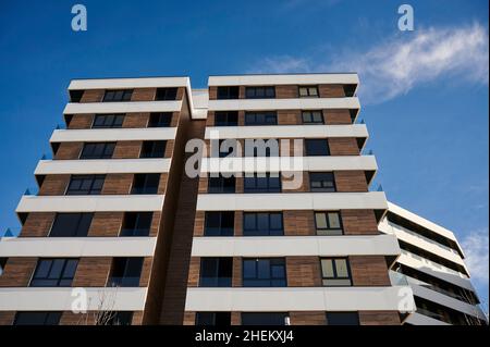 Bâtiment moderne avec façade aérée contre un ciel bleu avec des nuages, Bilbao, pays basque, Espagne Banque D'Images