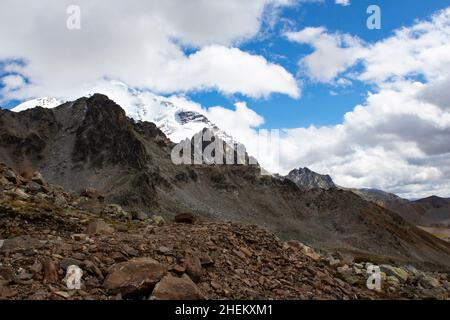 Paysage alpin pittoresque avec de belles falaises abruptes et des glaciers en plein soleil contre un ciel bleu profond. Banque D'Images