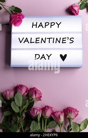 Panneau d'affichage de la Saint Valentin heureux avec fond de roses Banque D'Images
