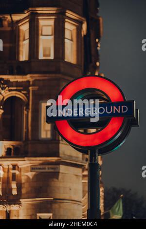 Londres, Royaume-Uni - 01 janvier 2022 : panneau du métro de Londres à l'entrée de la station Russel Square, attention sélective.Le métro de Londres est le plus ancien und Banque D'Images