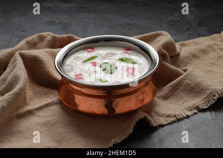 Le raita est un plat de cuisine indienne composé de dahi et de légumes crus ou cuits. Banque D'Images