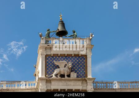 Venise, horloge et clocher de style Renaissance sur la place Saint-Marc avec les statues appelées Mori di Venezia, site du patrimoine mondial de l'UNESCO, Venise, ITA Banque D'Images