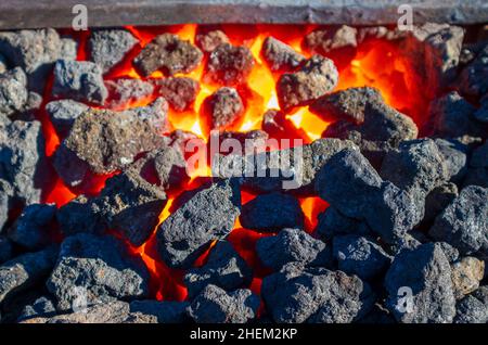 coke rouge-chaud dans une forge, photo de gros plan Banque D'Images