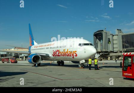 Boeing 737-8K5 Jet2Holidays à l'aéroport de Malaga, Espagne - avion charter Jet 2 vacances Banque D'Images