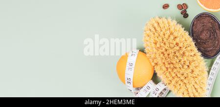 Composition anti-cellulite et amincissante avec gommage au café maison, brosse de massage en bois à côté de l'orange et ruban de mesure sur fond clair avec CO Banque D'Images