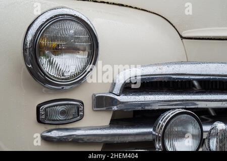 White GAZ M20 Volga au salon de la voiture soviétique classique Banque D'Images