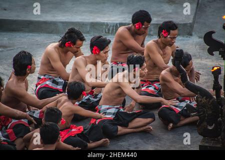 Bali - Indonésie - 10.21.2015: Danseuses de Kecak exécutant la danse du feu dans l'amphithéâtre Pura Luhur Uluwatu, temple Uluwatu une mer hindoue balinaise Banque D'Images