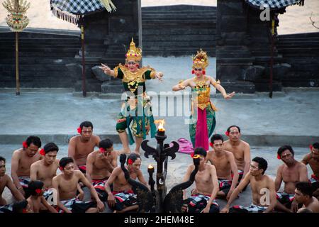 Bali - Indonésie - 10.21.2015: Rama et Shinta - des danseurs de Kecak qui exécutent la danse du feu dans l'amphithéâtre Pura Luhur Uluwatu, temple d'Uluwatu à Bali Banque D'Images