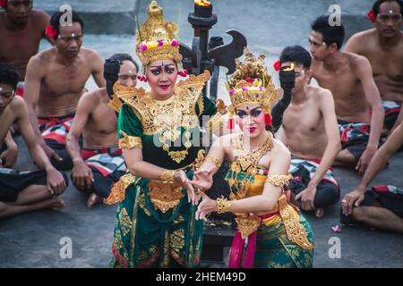 Bali - Indonésie - 10.21.2015: Rama et Shinta - des danseurs de Kecak qui exécutent la danse du feu dans l'amphithéâtre Pura Luhur Uluwatu, temple d'Uluwatu à Bali Banque D'Images