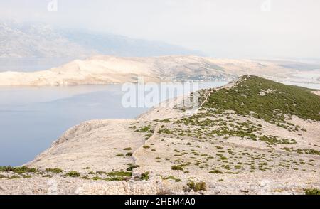 Vue sur la chaîne de montagnes Velebit depuis Crkva sv.Vid guetteur, île de Pag, Dalmatie, Croatie Banque D'Images