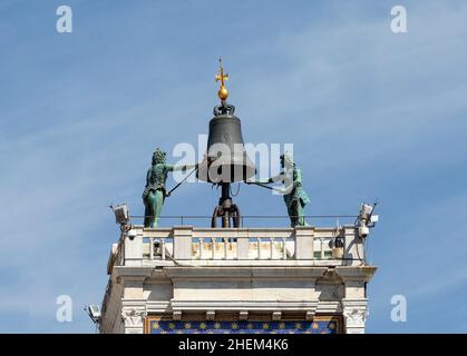 Vue sur la Tour de l'horloge de Saint Marc (Torre dell'Orologio) à Venise, Italie Banque D'Images