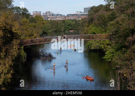 Austin Texas USA, octobre 17 2021: Vue de Barton Springs Road de kayakistes et de paddleboarders debout profitant de beau temps d'automne, regardant vers le nord à l'embouchure de Barton Creek.©Bob Daemmrich Banque D'Images