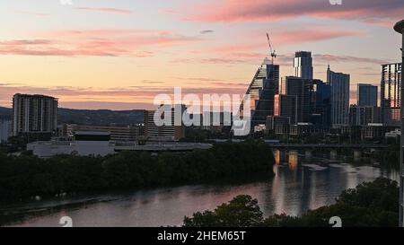 Austin Texas USA, octobre 17 2021 : vue sur la ligne d'horizon d'Austin, vue au nord-ouest depuis le 11th étage d'un immeuble d'appartements au pied du quartier de divertissement de Rainey Street.©Bob Daemmrich Banque D'Images