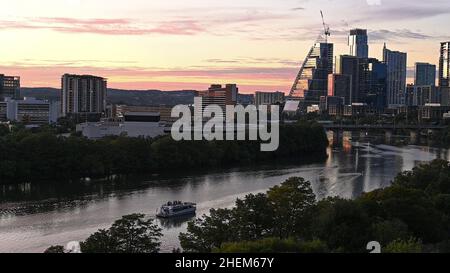Austin Texas USA, octobre 17 2021 : vue sur la ligne d'horizon d'Austin, vue au nord-ouest depuis le 11th étage d'un immeuble d'appartements au pied du quartier de divertissement de Rainey Street.©Bob Daemmrich Banque D'Images