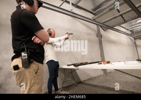 Austin Texas USA, octobre 2021 : Kyle Murphy, membre du Bitcoin Club et organisateur, tourne à The Range, un lieu de tournage en intérieur dans le sud d'Austin, pour un événement social le samedi où les membres ont tiré des centaines de tours à des cibles.©Bob Daemmrich Banque D'Images