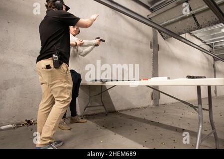 Austin Texas USA, octobre 2021 : Kyle Murphy, membre du Bitcoin Club et organisateur, tourne à The Range, un lieu de tournage en intérieur dans le sud d'Austin, pour un événement social le samedi où les membres ont tiré des centaines de tours à des cibles.©Bob Daemmrich Banque D'Images