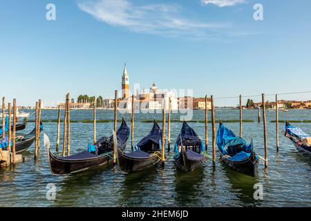 Venise avec des gondoles sur le Grand Canal contre l'église San Giorgio Maggiore en Italie Banque D'Images