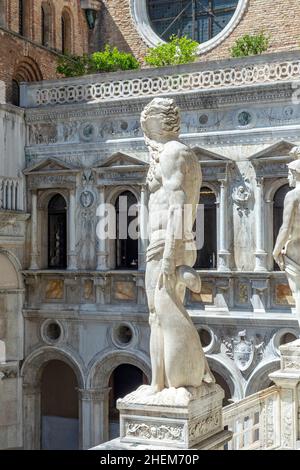 Statue de Neptune - le Dieu romain de la mer, situé à l'escalier des géants au Palais des Doges (Palazzo Ducale).La statue représente le pow de Venise Banque D'Images