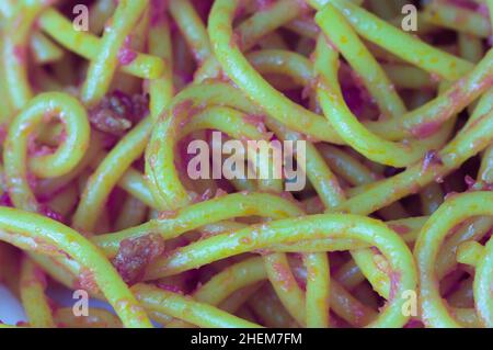 Image qui sert d'arrière-plan pour illustrer le détail de quelques spaghetti faits maison bolognaise sur une assiette Banque D'Images