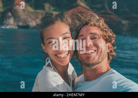 Vacances de croisière heureux touristes selfie sourire avec un sourire parfait sur l'aventure nature en plein air dans l'océan.Couple interracial asiatique femme, homme caucasien Banque D'Images