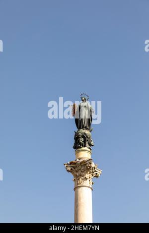 La colonne de l'Immaculée conception, est un monument du XIXe siècle représentant la Sainte Vierge Marie, située sur la Piazza Mignanelli et la Piazza d Banque D'Images